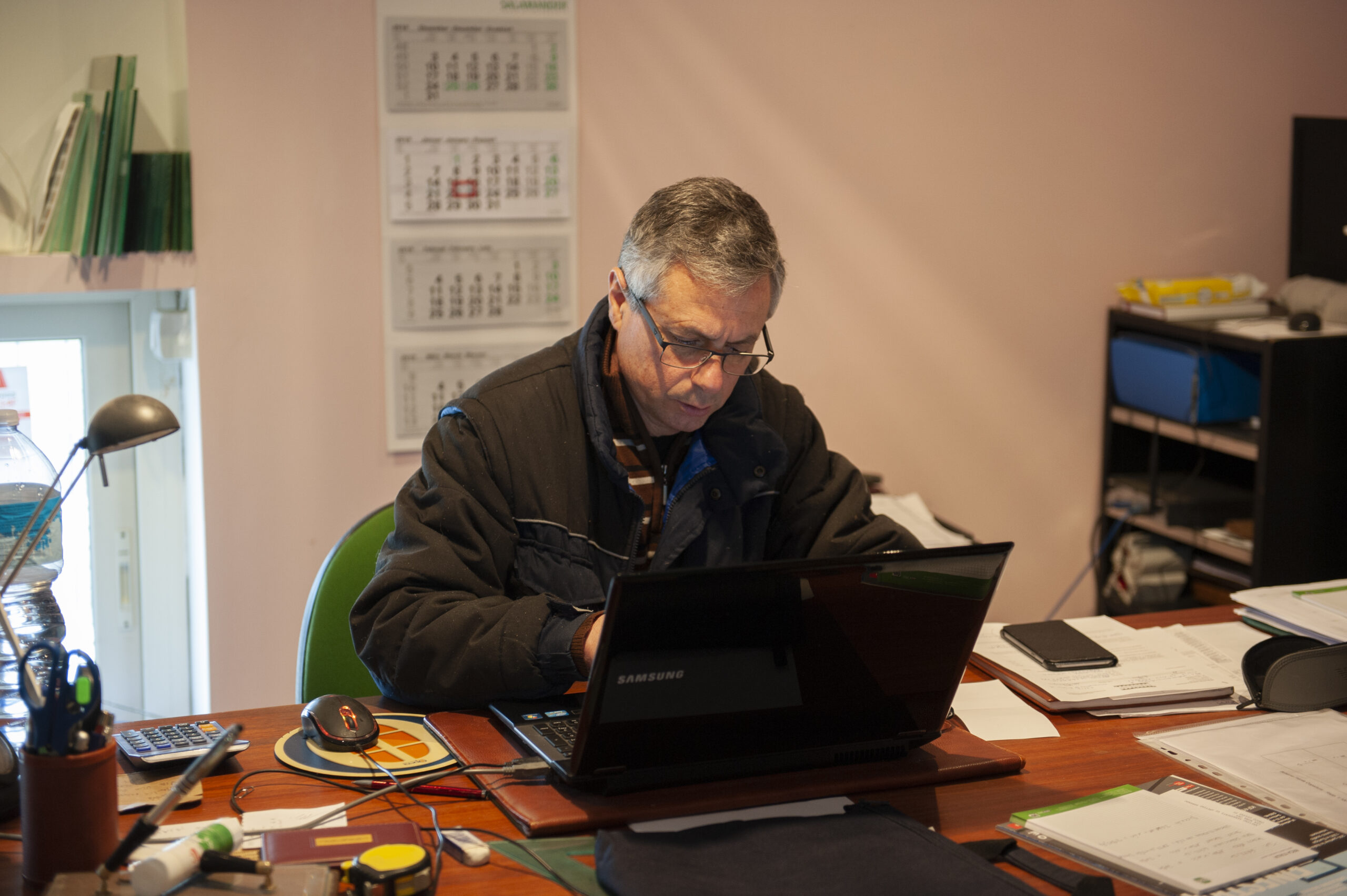 Armando Aretino al lavoro nella sua sede di Ussana.